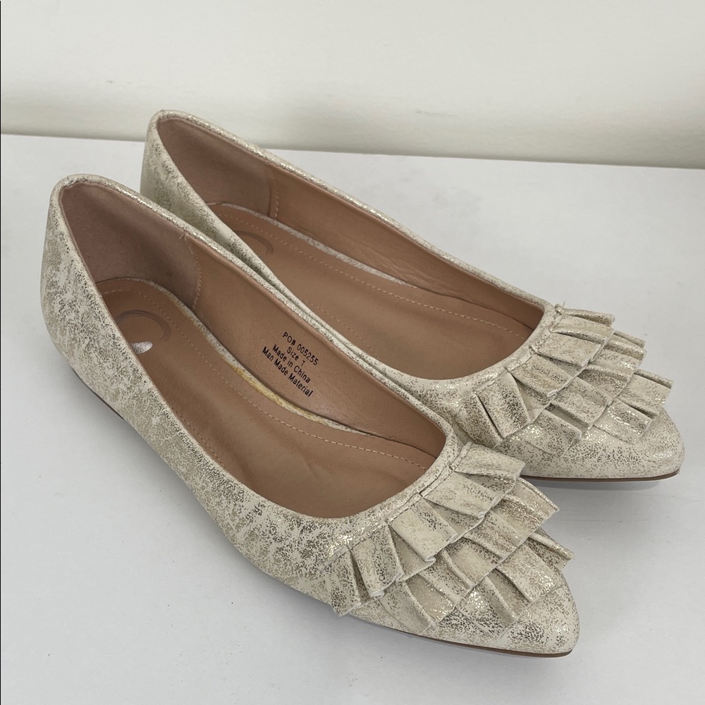 Journee Collection Judy Ballet Flats Ruffle Toe Champagne Gold Women’s 7